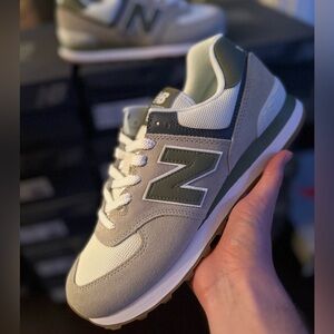 Size 9.5- New Balance 574